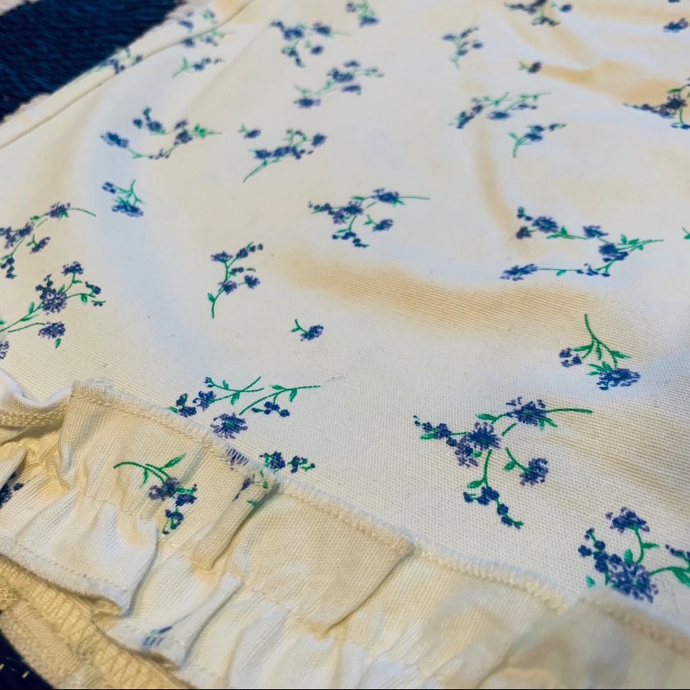 Urban Outfitters • Retro Floral Mini Skirt - Picture 9 of 11